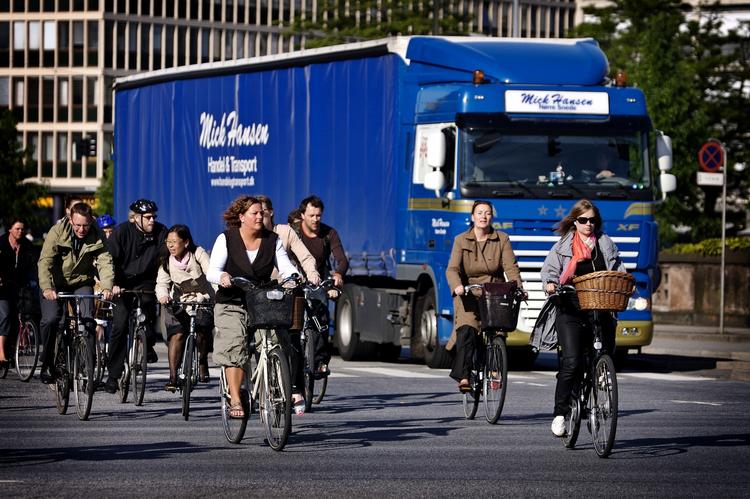 TRAFIK. Tunge lastbiler og cykler blandet sammen giver sikkerhedsmæssige problemer, som må løses. Distributionsfirmaer er rede til at snakke sikkerhedsløsninger med politikerne. 