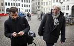 Fogedretten. Forfatteren Aydin Soei ankommer til byretten sammen med forlægger Claus Clausen. 