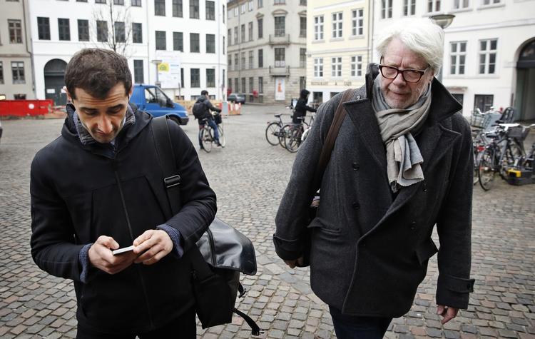 Fogedretten. Forfatteren Aydin Soei ankommer til byretten sammen med forlægger Claus Clausen. 