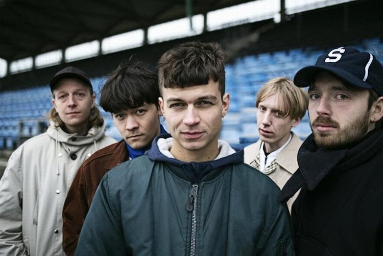 Lovende. The Guardian sammenligner Grønne med Suedes forsanger Brett Andersson. 