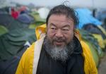 Solidaritet. »Jeg er også en af jer. Derfor er jeg kommet«, sagde Ai Weiwei, da han besøgte en lejr for flygtninge nær grænsen til Makedonien. 