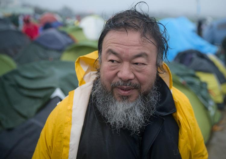 Solidaritet. »Jeg er også en af jer. Derfor er jeg kommet«, sagde Ai Weiwei, da han besøgte en lejr for flygtninge nær grænsen til Makedonien. 
