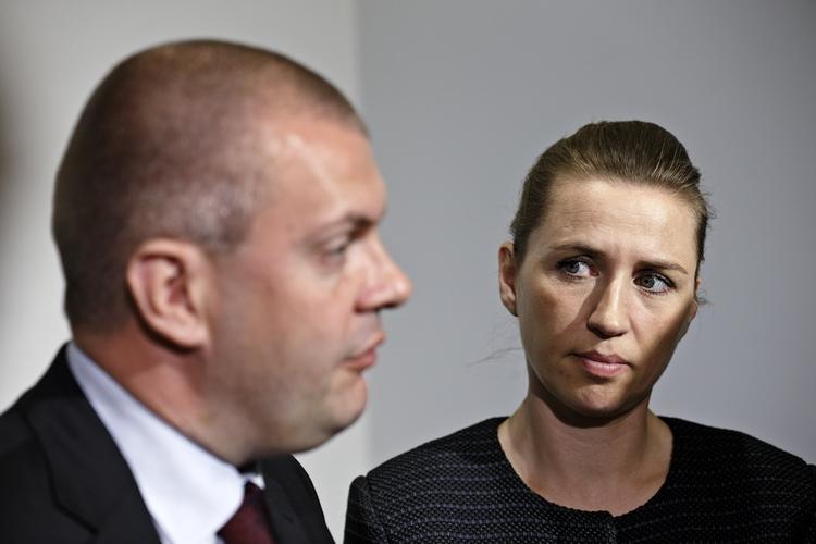 Skift. Med modstanen imod det såkaldte omprioriteringsbidrag, som betyder, at kommunerne skal finde besparelser for 7 milliarder kroner de kommende år, bevæger Mette Frederiksen sig længere væk fra den politik, som forhenværende finansminister Bjarne Corydon førte. 