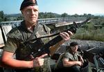 efterspil. Danske soldater var aktive på Balkan allerede fra 1992. De to soldater på billedet står ved en kontrol post i det nordlige Bosnien i 1997, da danske soldater deltog i en international styrke, som skulle stabilisere landet efter krigen. Foto: Morten Langkilde 