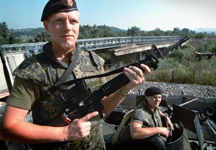 efterspil. Danske soldater var aktive på Balkan allerede fra 1992. De to soldater på billedet står ved en kontrol post i det nordlige Bosnien i 1997, da danske soldater deltog i en international styrke, som skulle stabilisere landet efter krigen. Foto: Morten Langkilde 