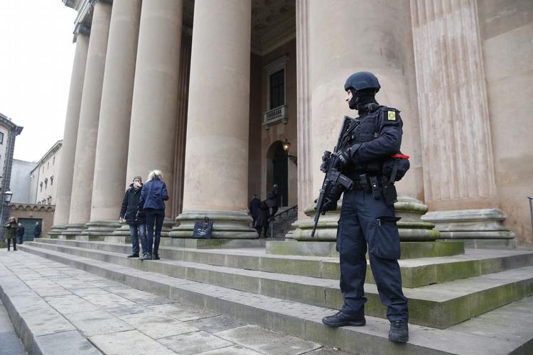 Terrorsag. Politiet er talstærkt til stede ved Københavns Byret, hvor retssagen mod fire mænd, som er tiltalt for at have hjulpet Omar El-Hussein med attentaterne i København 14. og 15. februar 2015, i dag begynder. 