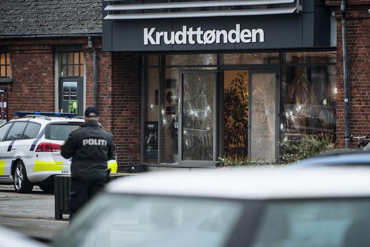 15.31 skyder 22-årige Omar Abdel Hamid El-Hussein mod et debatmøde om ytringsfrihed i Krudttønden på Østerbro. 
