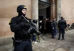 Terrorsag. Politiet er massivt til stede ved Københavns Byret i dag, hvor fire mænd er tiltalt for at have hjulpet Omar El-Hussein med angrebene i København for snart 13 måneder siden. 