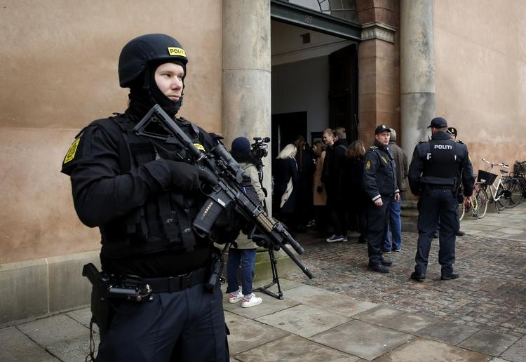 Terrorsag. Politiet er massivt til stede ved Københavns Byret i dag, hvor fire mænd er tiltalt for at have hjulpet Omar El-Hussein med angrebene i København for snart 13 måneder siden. 