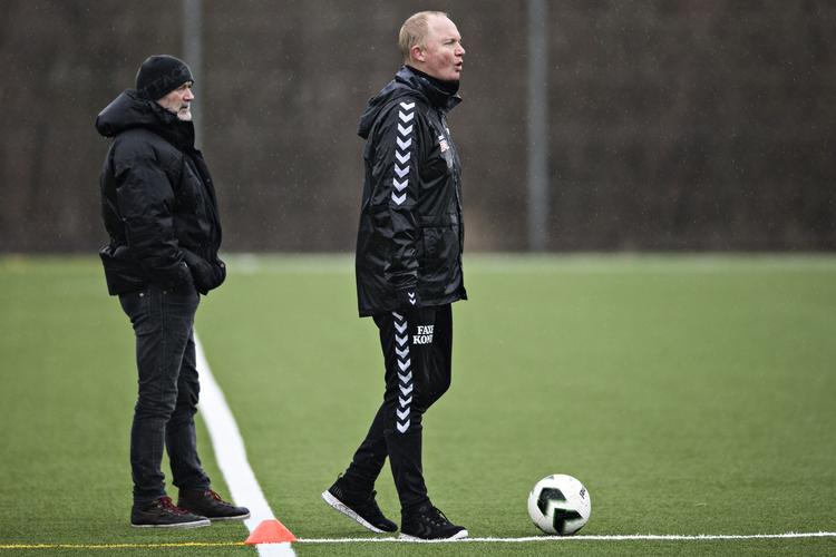 Cheftræner i AGF, Glen Riddersholm (th), får fremover støtte af jægersoldat B.S. Christiansen (tv, der skal tilknyttes i klubben som ekstra ressource. 