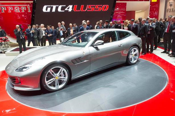 PRAKTISK. Ferrari GTC4 Lusso er en videreudvikling af en eksisterende model, og den er usædvanlig ved at have fire sæder. Nu har den også hybridteknik. Ferrari er også nødt til at tænke i mere økonomiske motorer. S 