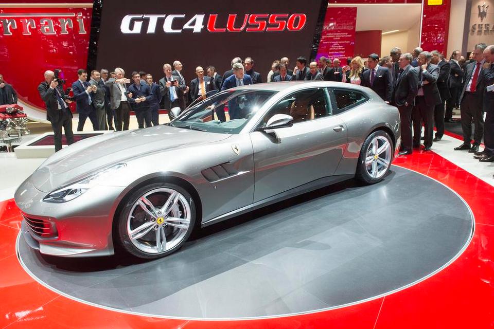 PRAKTISK. Ferrari GTC4 Lusso er en videreudvikling af en eksisterende model, og den er usædvanlig ved at have fire sæder. Nu har den også hybridteknik. Ferrari er også nødt til at tænke i mere økonomiske motorer. S 