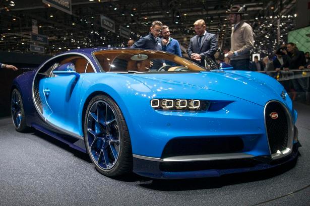 FARTMONSTER. Bugatti Chiron overgår alle andre gadebiler, når det gælder rå kraft. Den 16-cylindrede motor yder 1.500 hk, og bilen skulle være hurtigere end forgængeren, Bugatti Veyron. For en sikkerheds skyld går speedometret i Bugatti Chiron til 500 km/t. Pris uden danske afgifter: Ca. 18 millioner kroner. 