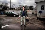 Holdbart. Jesper Lohmanns ting holder længe, fordi han passer på dem. Det gælder også hans elskede Volvo V70, der her får en tur med børsten. 