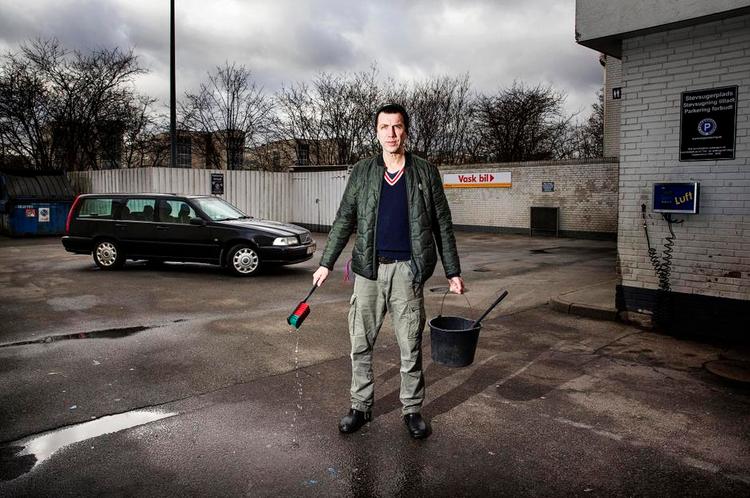 Holdbart. Jesper Lohmanns ting holder længe, fordi han passer på dem. Det gælder også hans elskede Volvo V70, der her får en tur med børsten. 