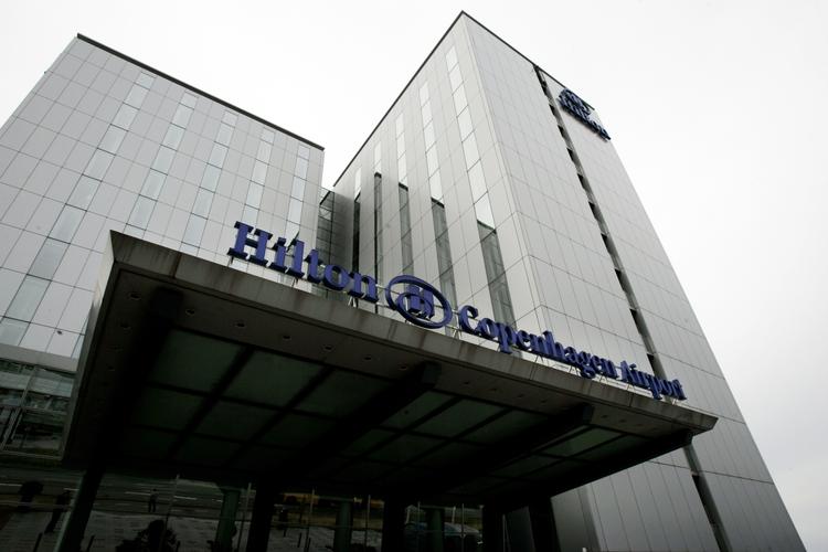 Rejser. Den verdensomspændende hotelkæde Hilton Hotels &amp; Resorts, der blandt andet ligger ved CPH lufthavn, vil lave en ny billig hotelkæde. (Arkiv) 