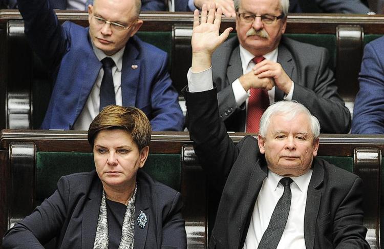 Forfatningsstridig. Lederen af det polske regeringsparti, Jaroslaw Kaczynski, under afstemningen før jul, da parlamentet med 235 mod 181 stemmer vedtog at amputere forfatningsdomstolen. 