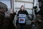 Enmandsdemonstrationer - de eneste tilladte i Rusland uden myndighedernes godkendelse - har i løbet af torsdagen været holdt i Moskva i protest mod angrebet på bussen med journalister i det nordlige Kaukasus. 'Find de skyldige', står der på skiltet. 
