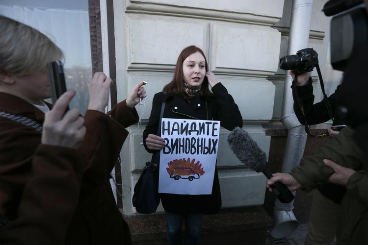 Enmandsdemonstrationer - de eneste tilladte i Rusland uden myndighedernes godkendelse - har i løbet af torsdagen været holdt i Moskva i protest mod angrebet på bussen med journalister i det nordlige Kaukasus. 'Find de skyldige', står der på skiltet. 