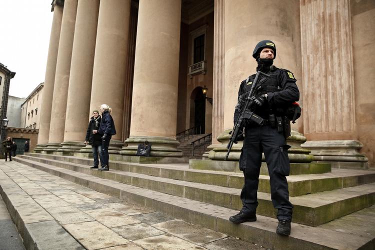 BESKYTTELSE. Sikkerhedsopbuddet er stort omkring Københavns Byret under terrorsagen. 