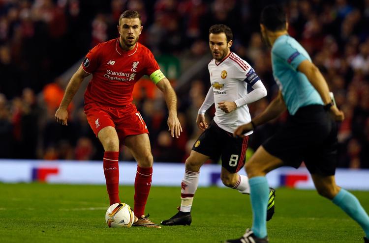 Sejrsherre. Liverpools Jordan Henderson var med til at besejre Manchester United i aftenens opgør i Europas næstmest prestigefyldte turnering, Europa League. 