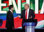 Konkurrenter. Donald Trump (t.h.) deler sin utilfredshed over et eller andet med Marco Rubio under en reklamepause under debatten. 