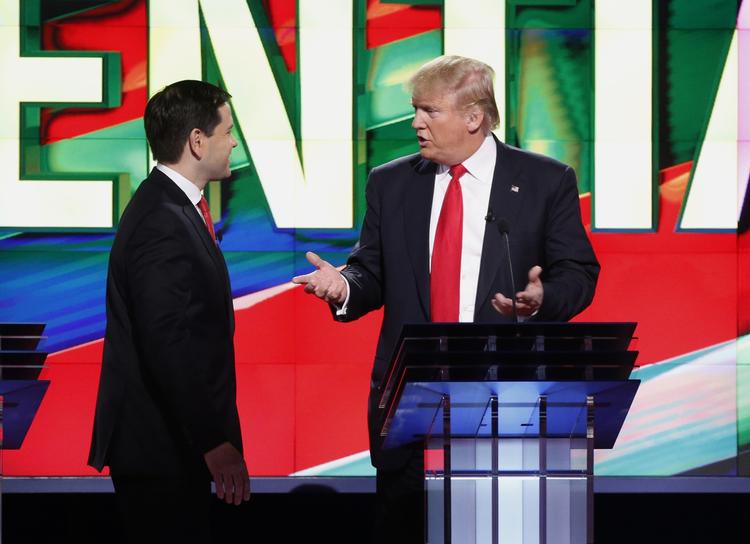 Konkurrenter. Donald Trump (t.h.) deler sin utilfredshed over et eller andet med Marco Rubio under en reklamepause under debatten. 