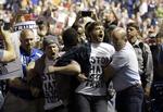 Uenighed. Her bliver nogle af demonstranterne modvilligt fjernet fra Donald Trumps valgmøde i Fayetteville, North Carolina. 