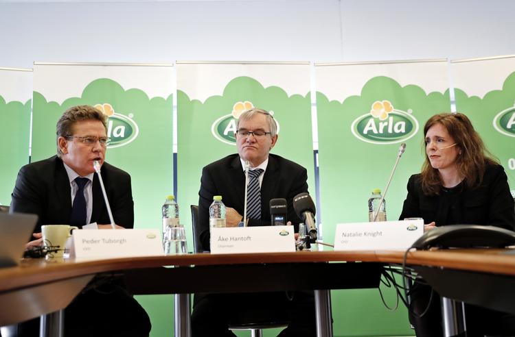Løn. Pressemøde, da Arla fremlagde årsregnskabet for 2015 i februar. Administrerende direktør Peder Tuborgh, bestyrelsesformand Åke Hantoft og økonomidirektør Natalie Knight. 
