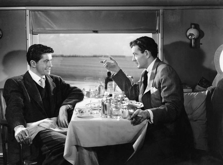 Forbillede. Peter Swanson er inspireret af Hitckocks film 'Farligt møde' med Robert Walker (th) og Farley Granger 