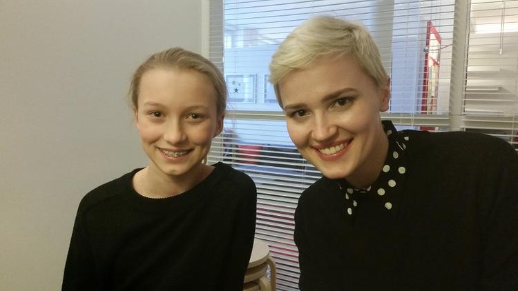 Smil. Marie Lenler interviewede Veronica Roth på et forlagskontor, da den succesrige forfatter besøgte København. 