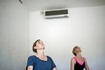 Stress er en af de livsvilkår, som er mistænkt for at øge risikoen for gener i overgangsalderen. Yogaen skal være med til at bringe stressniveauet ned. 