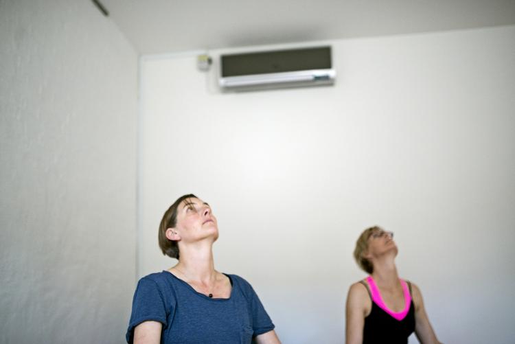Stress er en af de livsvilkår, som er mistænkt for at øge risikoen for gener i overgangsalderen. Yogaen skal være med til at bringe stressniveauet ned. 