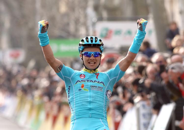 udbrud. Astana Pro Teams Alexey Lutsenko jubler, da han sejrer på femte etape af Paris-Nice. 