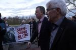 Gebyrgribbe. Oprørerne mod Nykredits hævede bidragssatser har ikke lagt fingre imellem de seneste dage, hvor protestforeninger og demonstrationer er blevet stablet på benene for at kæmpe for demokratiet i det sidste kundeejede realkreditselskab. I sociale medier har den moderne forbruger fået et nyt våben mod virksomhederne, mener eksperter. 