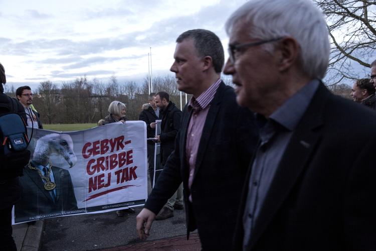 Gebyrgribbe. Oprørerne mod Nykredits hævede bidragssatser har ikke lagt fingre imellem de seneste dage, hvor protestforeninger og demonstrationer er blevet stablet på benene for at kæmpe for demokratiet i det sidste kundeejede realkreditselskab. I sociale medier har den moderne forbruger fået et nyt våben mod virksomhederne, mener eksperter. 