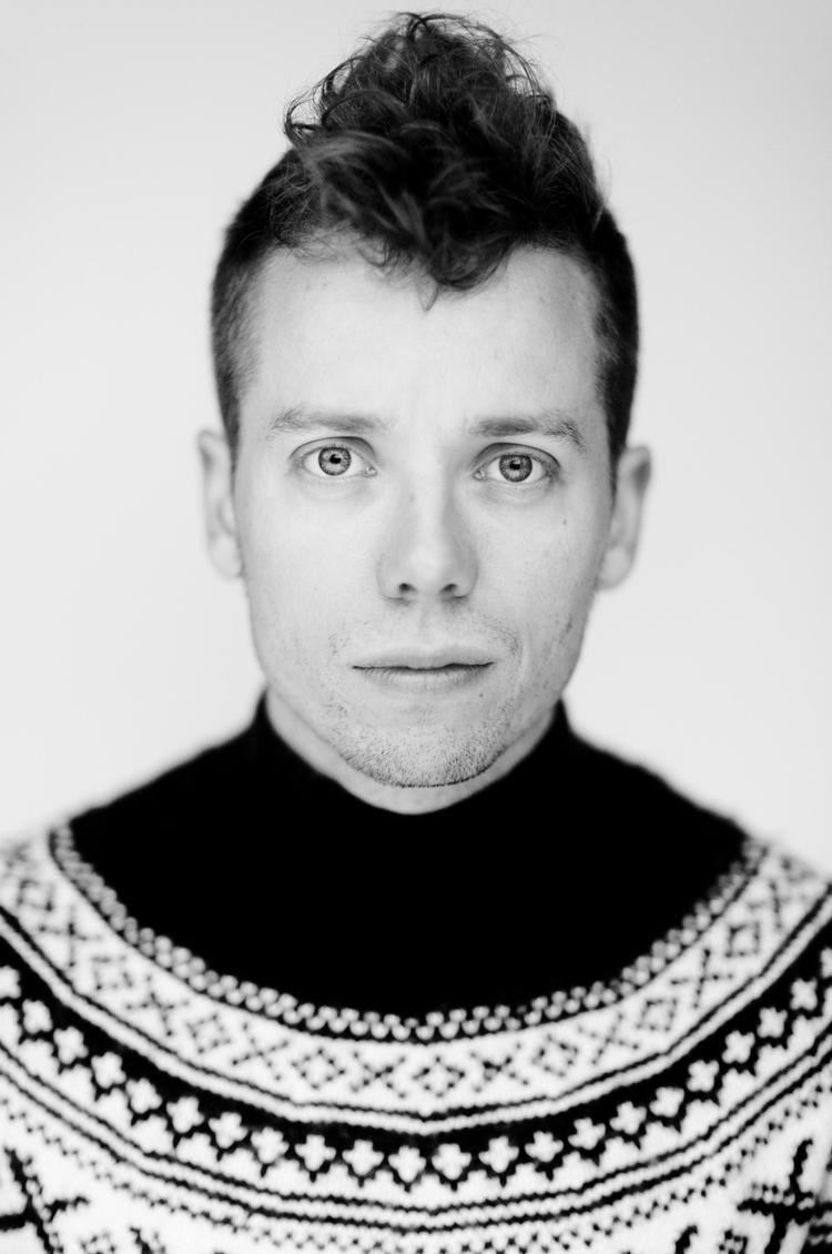 Earthquake. Titlen på et af Mads Langers hits er »måske ikke den poetiske dybe tallerken, men det er et eksempel på et simpelt sprogligt greb, der skaber et unikt dna«. siger han. 
