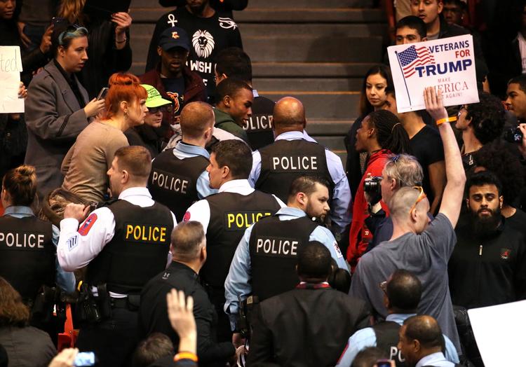 valgkamp. Demonstranter bortvises ved et vælgermøde for Donald Trump på University of Illinois i Chicago. Mødet måtte kort efter aflyses af sikkerhedshensyn. 