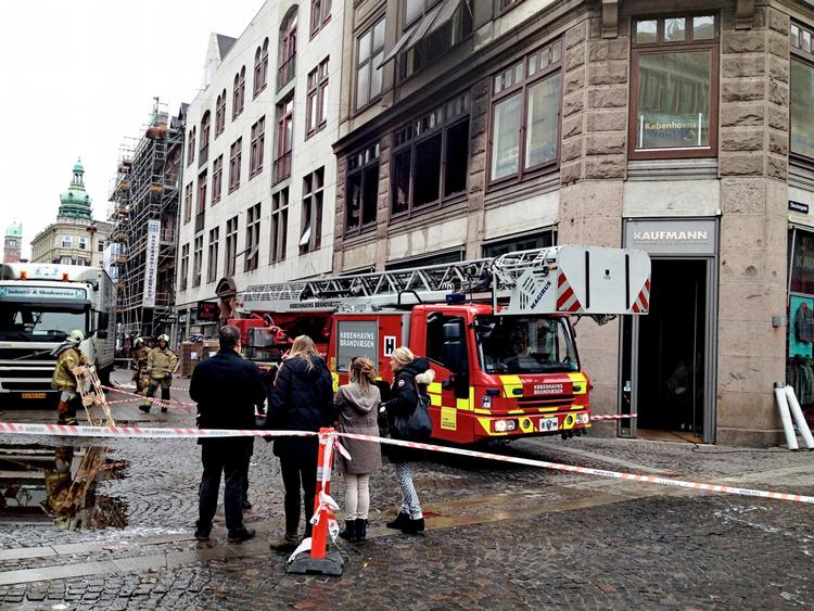 Brand. En større brand i en ejendom på  hjørnet af Vimmelskaftet og Skoubogade førte til afspærring af Strøget.. 