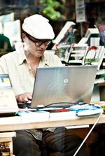 Skæbne. Lars Kjædegaard er thrillerforfatter. Han blev født i Nordjylland i 1955 og har boet i Helsingør i næsten hele sit liv. 