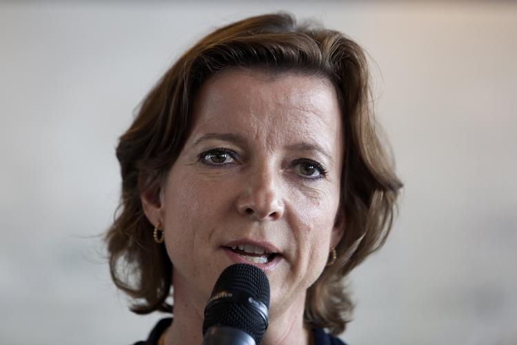 Omsorgssvigt. Social- og indenrigsminister Karen Ellemann (V) skal svare på, hvorfor der er så stor forskel på underretninger om mulig omsorgssvigt i kommunerne. 