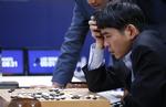 Brætspil. Lee Sedol analyserer brættet efter sit nederlag til den Google-udviklede og computerprogrammerede brætspiller AlphaGo. 