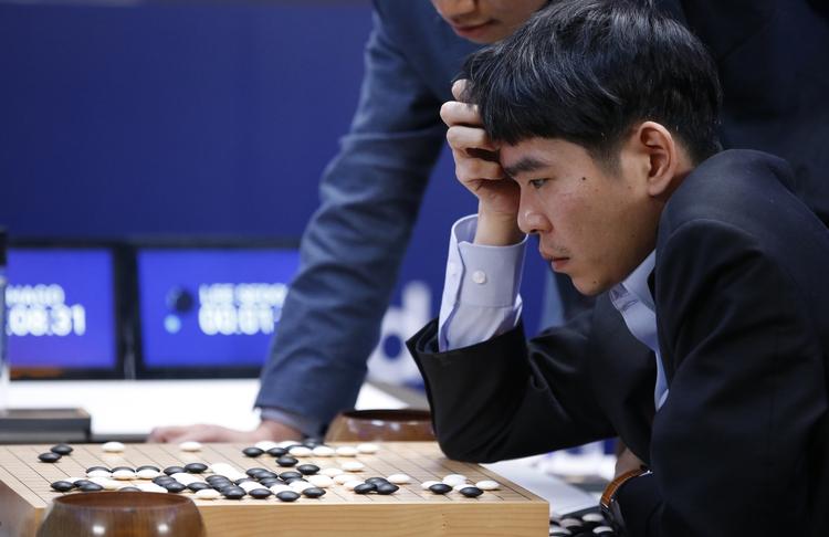 Brætspil. Lee Sedol analyserer brættet efter sit nederlag til den Google-udviklede og computerprogrammerede brætspiller AlphaGo. 