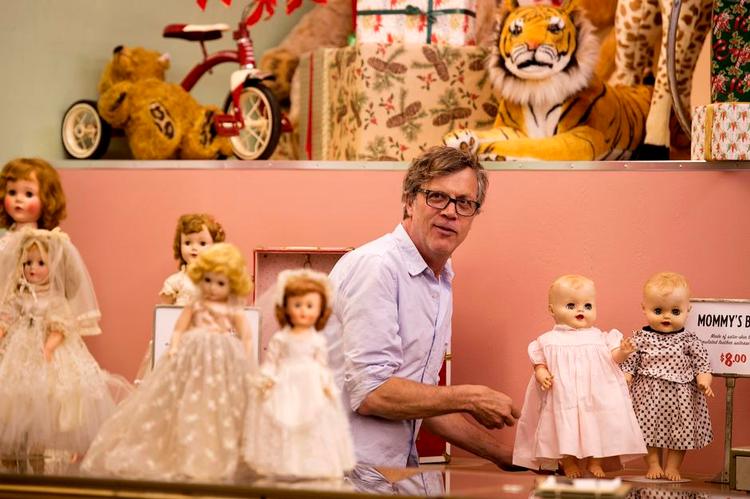 Dukker. Todd Haynes kalders selv sine film for 'frock films', kjolefilm, og man kan se fascinationen af dukkehuse, et mikrokosmos, gerne befolket af elegante kvinder, der gemme på en hemmelighed. 