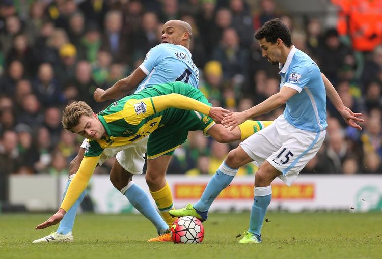 0-0. Norwichs Patrick Bamford i klemme, men han fik point. 