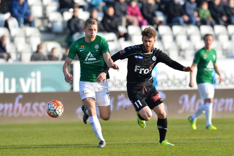 0-0. Johan Absalonsen (th) i nærkamp med Jeppe Grønning. 