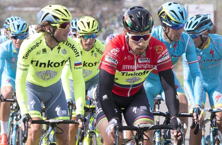 Start. Peter Sagan (i rødt) og feltet har fået afkortet udfordringerne i Italien. 
