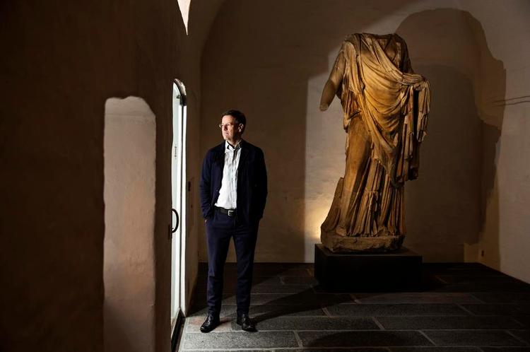 Kejserlig. En gigantisk romersk statue fra Hadrians tid omkring 120 efter e.v.t. møder Ny Carlsbergfondets besøgende, men fondets formand ser intet særlig magtfuldt ved sin position. Foto: Jacob Ehrbahn 