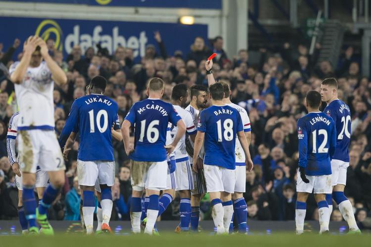 Ud. Det var 8. gang i sin seniorkarriere,  Diego Costa fik rødt kort. 