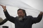 Projekt. Ai Weiwei holdt en presenning over pianisten og flyglet. 